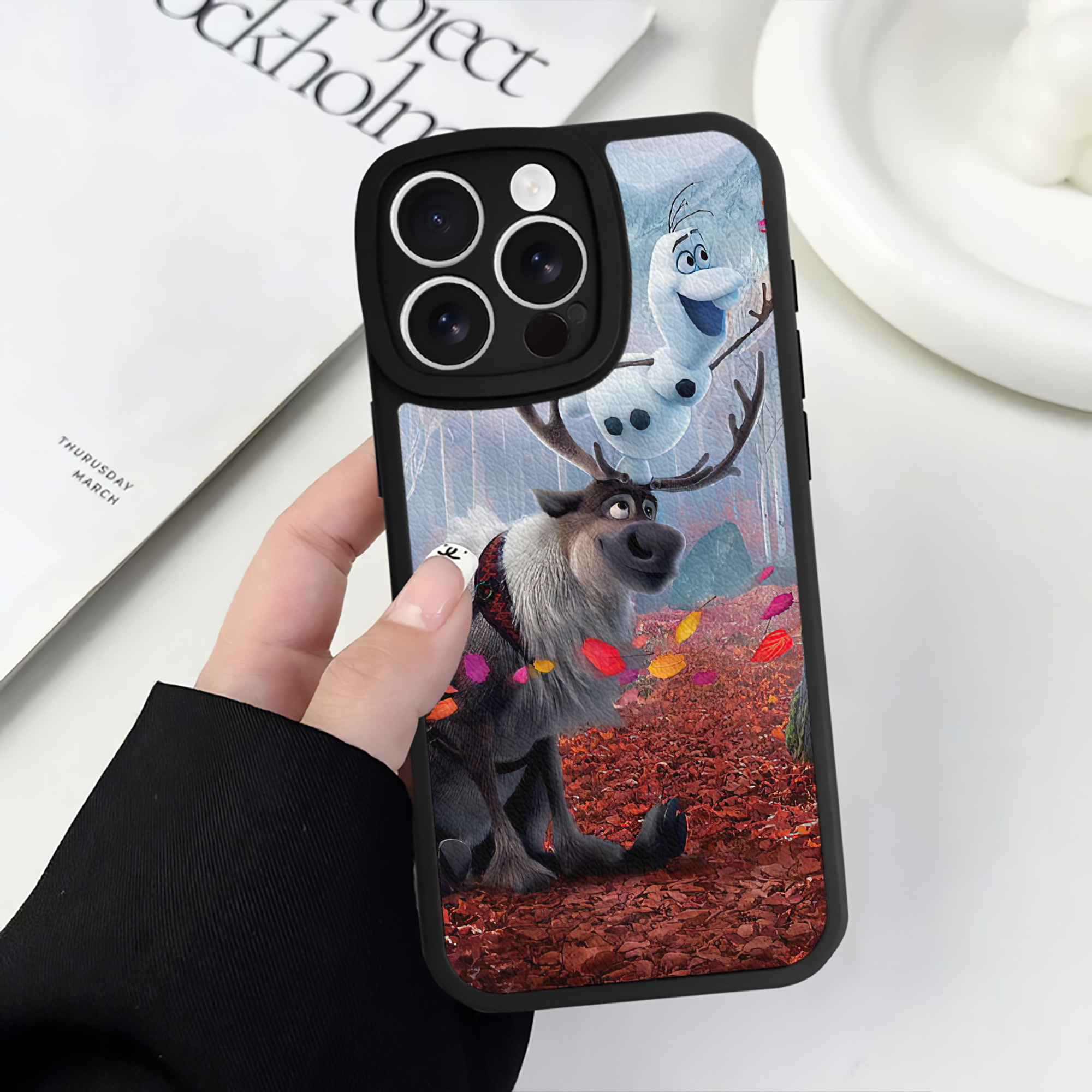 （画像用） アナと雪の女王 アンナ エルサ Frozen Anna Elsa 【iPhone 16シリーズ対応】シリコンスマホケース（レザー調） 材質：シリコン